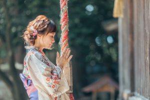 お参りをする女性